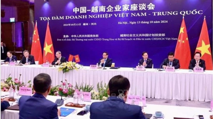 Vietnamese, Chinese leaders urge businesses to strengthen economic ties